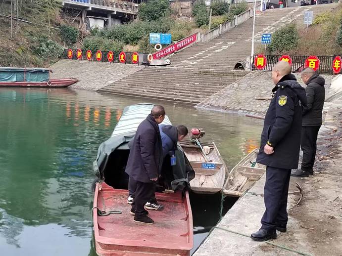 春運第一天，芷江水運事務(wù)中心執(zhí)法人員去碧涌大垅進行安全巡查，確保水上交通安全！ (4)